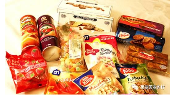 小布娱乐边吃零食边吃瓜,零食瓜果相伴，轻松畅享娱乐时光